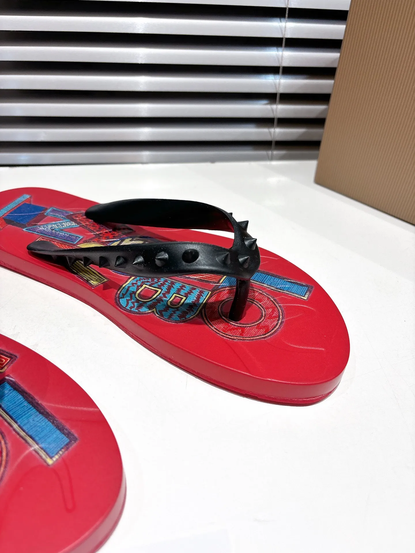 👟👟Ex-factory price 300👟👟 ╔Flip-flops black print╗ (yellow box packaging) ·Top version customization·2025𝐬𝐬 𝑪𝒉𝒓𝒊𝒔𝒕𝒊𝒂𝒏 𝑳𝒐𝒖𝒃𝒐𝒖𝒕𝒊𝒏 ▪️No matter the last shape, fabric, diamonds, nails, lining, outsole, they are as close as possible to ZP... ▪️The original sole is specially provided by the original factory ▪️The lining is imported water-dyed cowhide ▪️Private customization time is about 3-7 days —————— Size: Men's 37M-46M